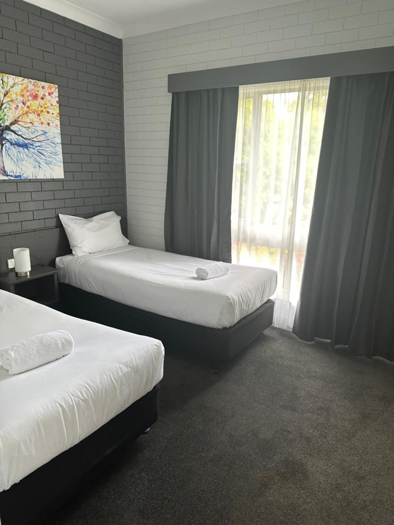 Blue Violet Motor Inn トゥーンバ エクステリア 写真