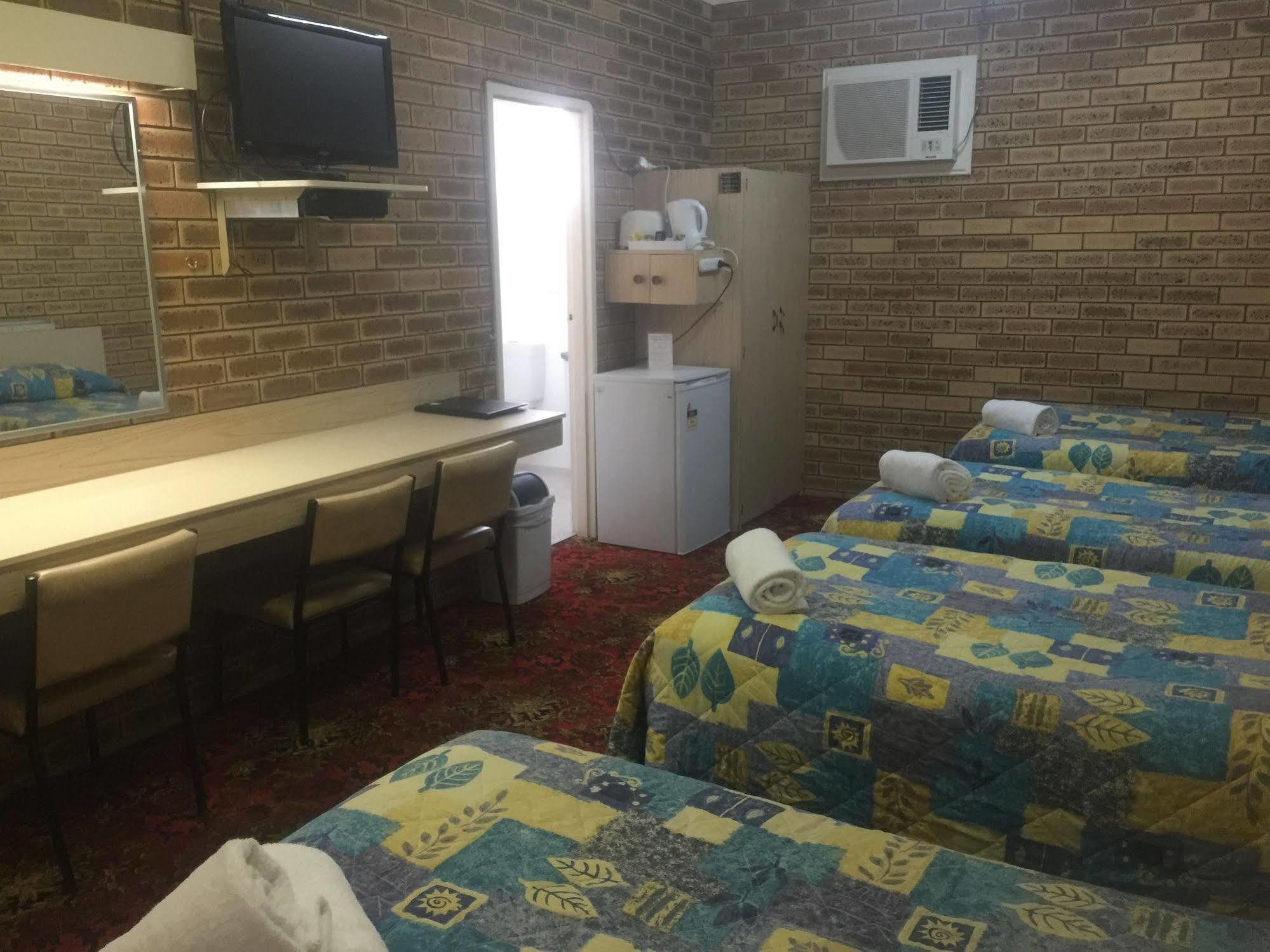 Blue Violet Motor Inn トゥーンバ エクステリア 写真